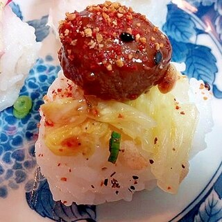 白菜漬けとミートボールと七味唐辛子の焼おにぎり